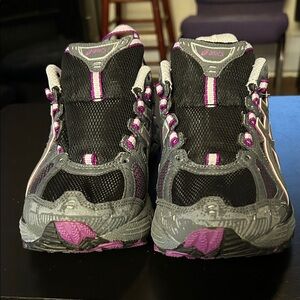 GENTLY LOVED ASICS SIZE 8 WOMENS RUNNING SHOE - NO LACES OR BOX